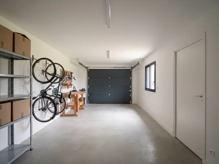 Illustration : intérieur d'un garage en extension, avec un espace de rangement