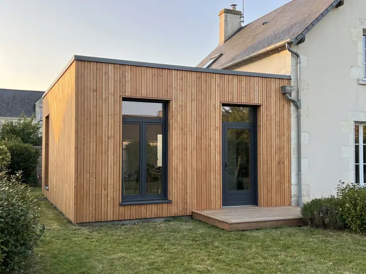 Illustration : extension à ossature bois terminée, avec son bardage en bois