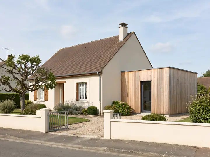 Illustration : maison du Loir-et-Cher agrandie par une extension de plain-pied, vue depuis la rue